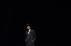 Hombre de traje negro y sombrero