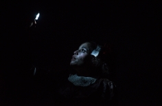 Primer plano de actriz mirando un halo de luz