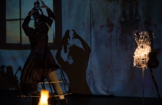 Actor proyectando su sombra sobre la pared del escenario