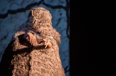 Mujer envuelta en una manta