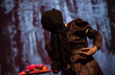 Mujer vestida de negro con manto negro cubriendo totalmente su cabeza