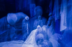 Sombras  de personas entonos azules.