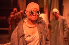 Mujer  caminando con vendas en la cabeza y gafas de agua.