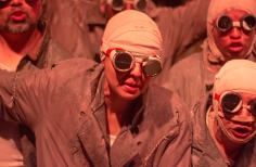 Reunion de  personas con gafas y batas.