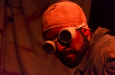 Rostro de hombre en primer plano con vendas en la cabeza y gafas de agua.