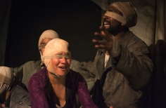 Hombres y mujeres con vendas en los ojos llorando.