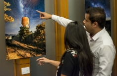 Hombre y mujer  observando una  fotografía 