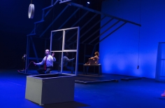 Actores actuando en el escenario