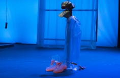 Impermeable transparente y botas transparentes de invierno sobre el escenario