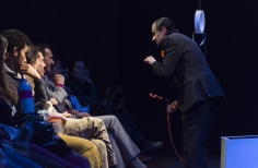 Actor interactuando con el público