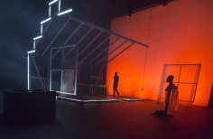 Set  teatral con esqueleto de casa