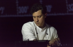 Hombre en una consola.