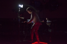 Hombre de pie manipulando una consola