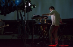 Hombre  manipulando una consola