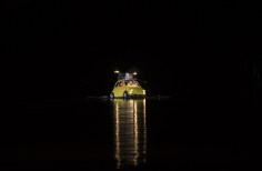 Auto amarillo sobre el lago
