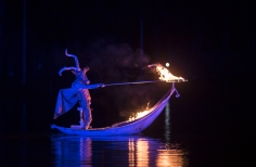 Actor - unicornio sobre góndola con fuego.