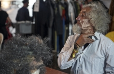 Actor de largo pelo blanco y barbas maquillandose