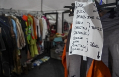 Cuarto con trajes de actores y lista de nombres.