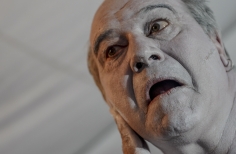 Rostro en primer plano de actor mayor con maquillaje blanco.