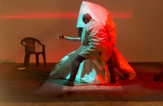 Hombre  y mujer en representación de una escena