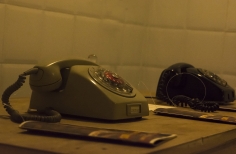 Telefonos sobre una mesa con directorios.