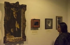 Mujer  observando un cuadro en exposición