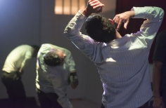 Hombres representando una escena