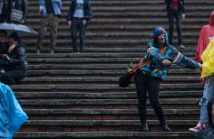 Mujer bailando bajo la lluvia en las graderías de la Media Torta