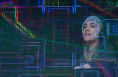 Mujer con gorro disfrutando del espectáculo