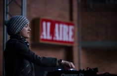 Mujer manejando una consola en el escenario de la Media Torta