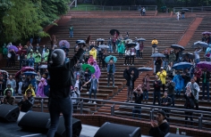 Personas en las graderías de la Media Torta