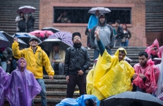 Público disfrutando del espectáculo a pesar de la lluvia.