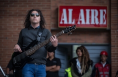 Guitarrista sobre el escenario