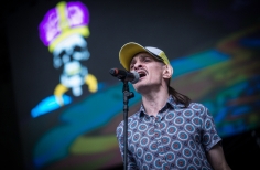 Cantante en el escenario