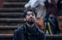 Hombre disfrutando del escenario.