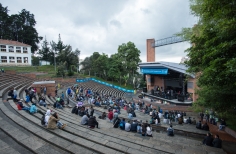 Personas en las graderías de la Media Torta con el escenario al fondo