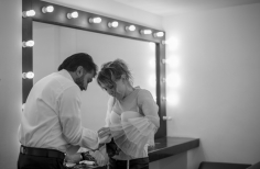 Actores preparándose en camerinos