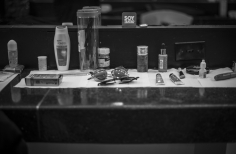 Mesa con elementos de maquillaje en camerino