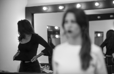 Actores preparándose en el camerino