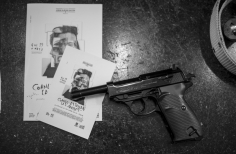 Psitola y posters de la obra