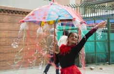 Mujer posando con sombrilla 