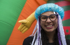 Mujer sonriendo  con sombrero azul 