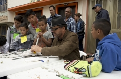 Señor enseñando arte