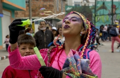 Mujer  haciendo burbujas con jabón