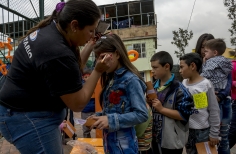 Mujer  maquillando niños