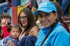 Mujer con vestimenta de los colaboradores de la Alcaldía de Bogotá, sonriendo 