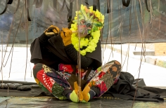 Mujer disfrazada que toca la flauta