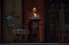 Hombre vestido con ropa de mujer