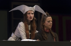 Mujer con sombrero de monja y mujer vestida de negro