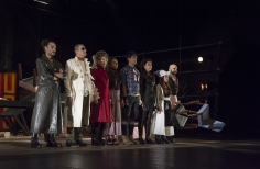 Grupo de actores recibiendo aplausos del público al final de la puesta